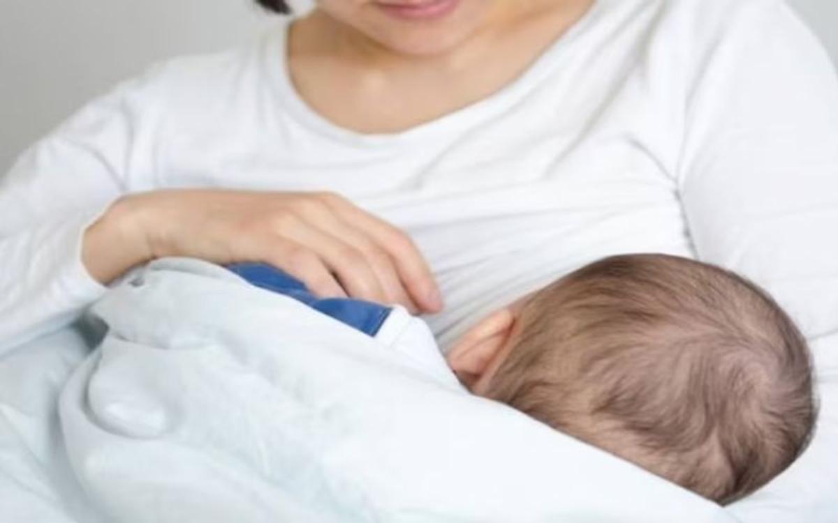 गोल्डन ऑवर में ब्रेस्ट फीडिंग नवजात शिशु के लिए अमृत