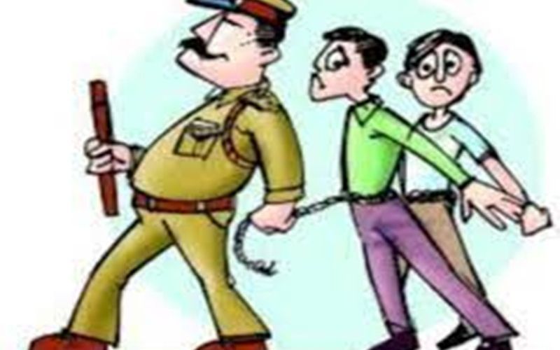 ग्रेटर नोएडा में शातिर बदमाश पुलिस के हत्थे लगे, बरामद किए अवैध हथियार