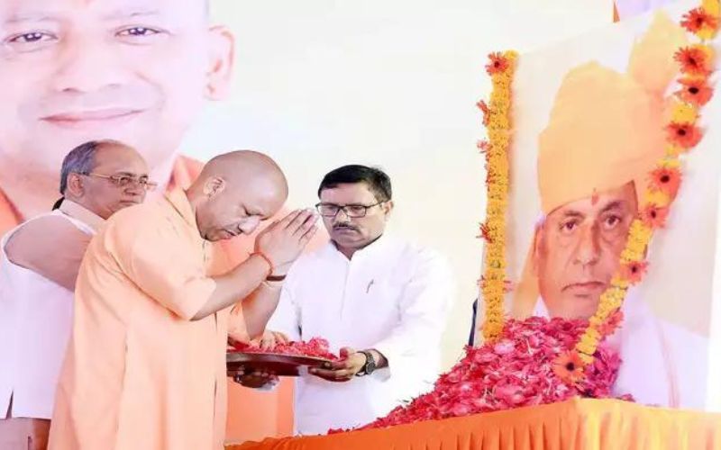 हिन्दू हृदय सम्राट के अवतार में नजर आए उत्तर प्रदेश के मुखिया
