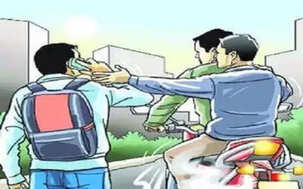 ग्रेटर नोएडा में बाइक सवार बदमाश मोबाइल छीनकर फरार