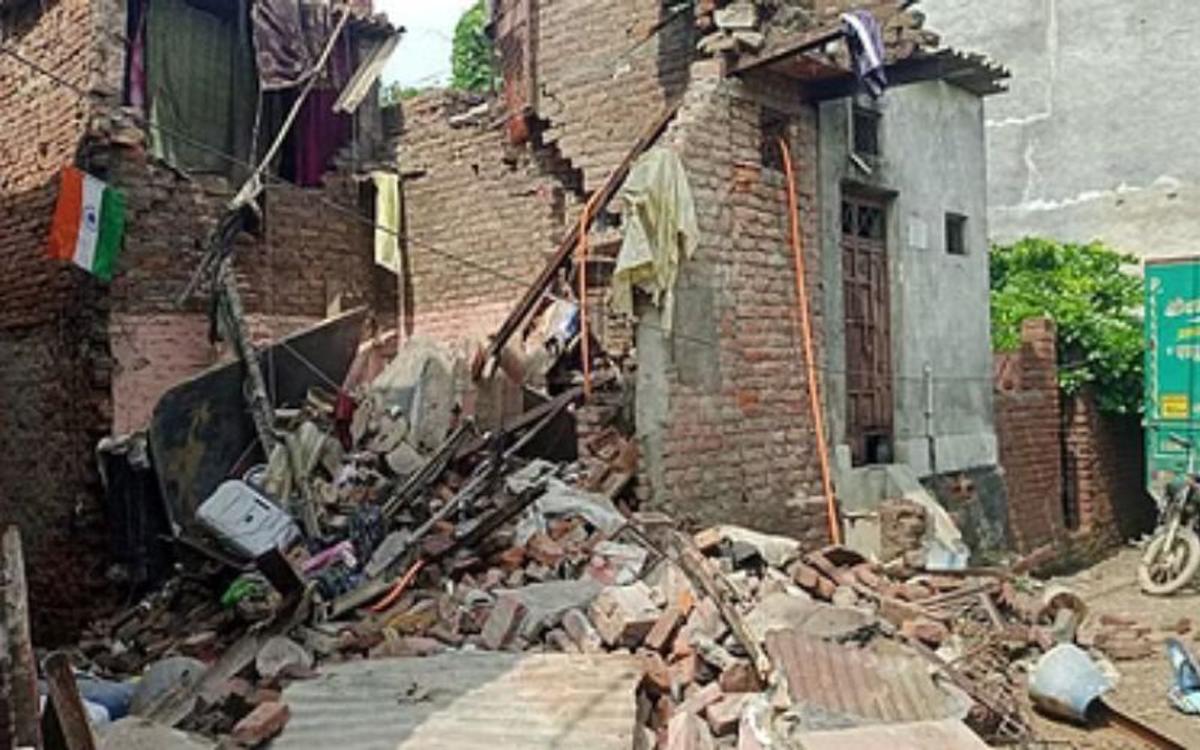 अचानक भरभराकर गिरा मकान, दंपति व बच्चा मलबे में दबे