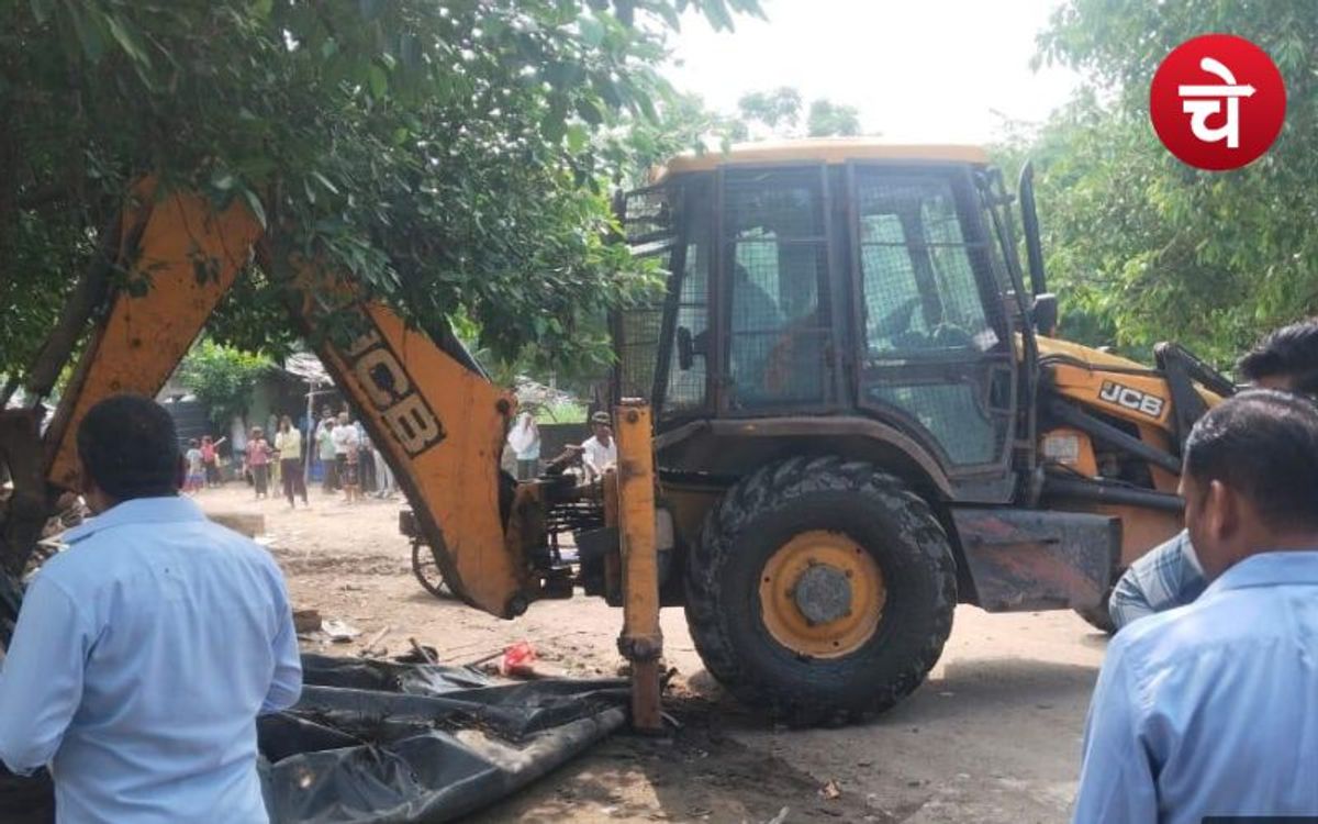नोएडा में गरजा प्राधिकरण का बुलडोजर, करोड़ों की जमीन कराई मुक्त