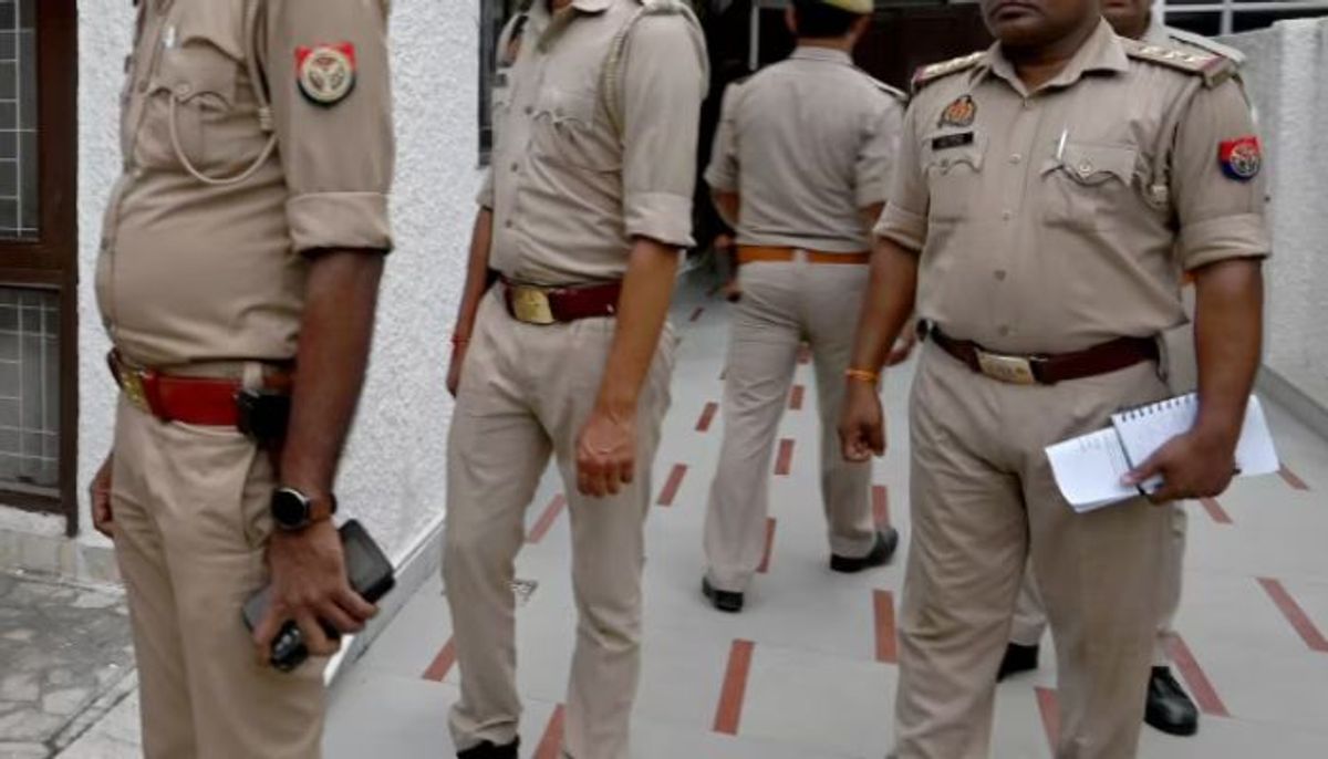 ग्रेटर नोएडा पुलिस के हत्थे चढ़ा पत्नी का हत्यारा, कई दिनों से चल रहा था फरार