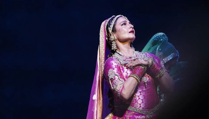 उफ्फ! Rekha की अदाओं ने IIFA Award की शाम को किया गुलाबी, धांसू डांस देख यंग स्टार्स के छूटे पसीने