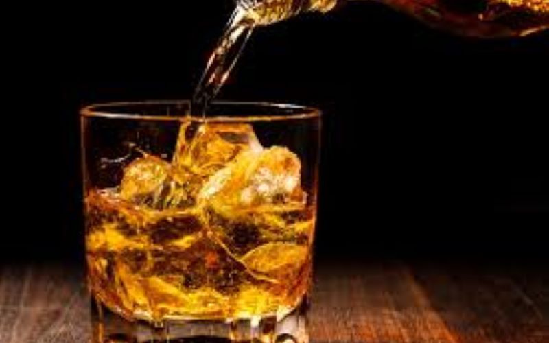 यूपी के लोग एक महीने में गटक गए इतने करोड़ की शराब, सरकार के राजस्व में भारी उछाल