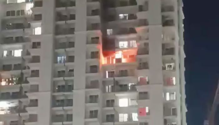 महागुन मंत्रा सोसाइटी में लगी भीषण आग, आसमान में फैला धुंए का गुब्बार