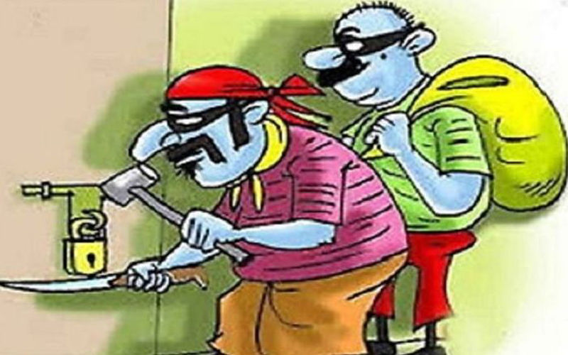 नोएडा में चोरों के हौसले बुलंद, कमरे का ताला तोड़कर की चोरी