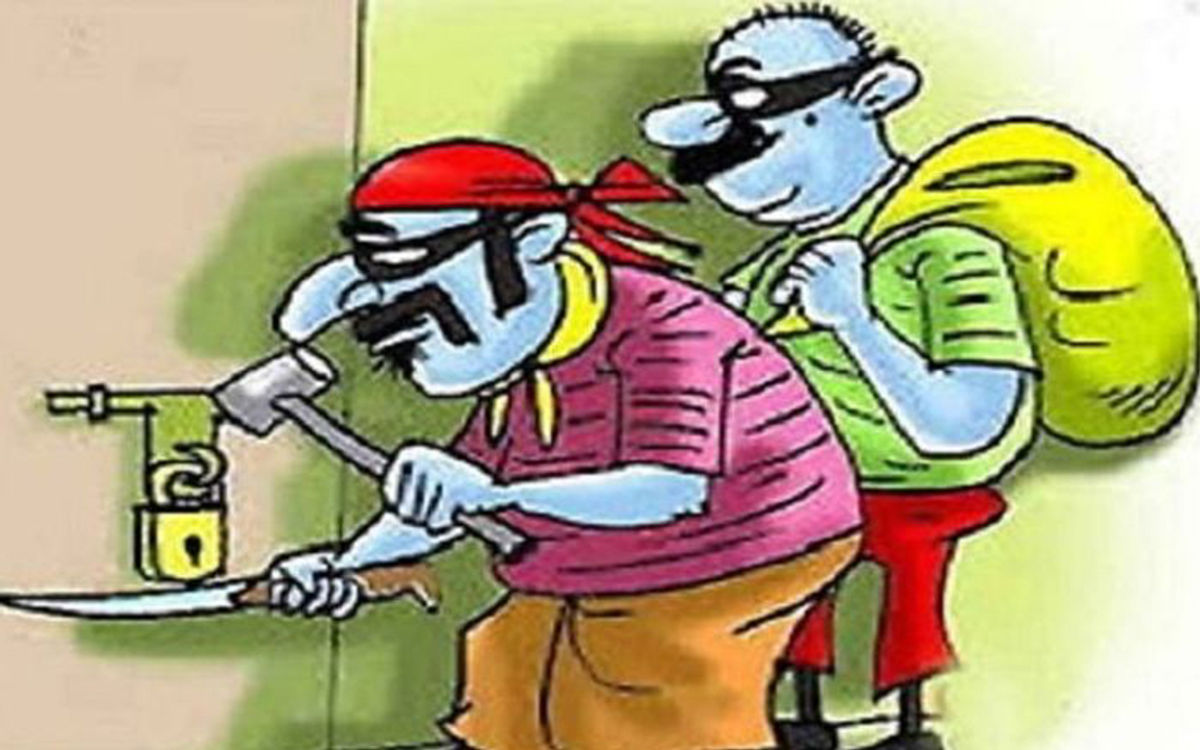 नोएडा में चोरों के हौसले बुलंद, कमरे का ताला तोड़कर की चोरी
