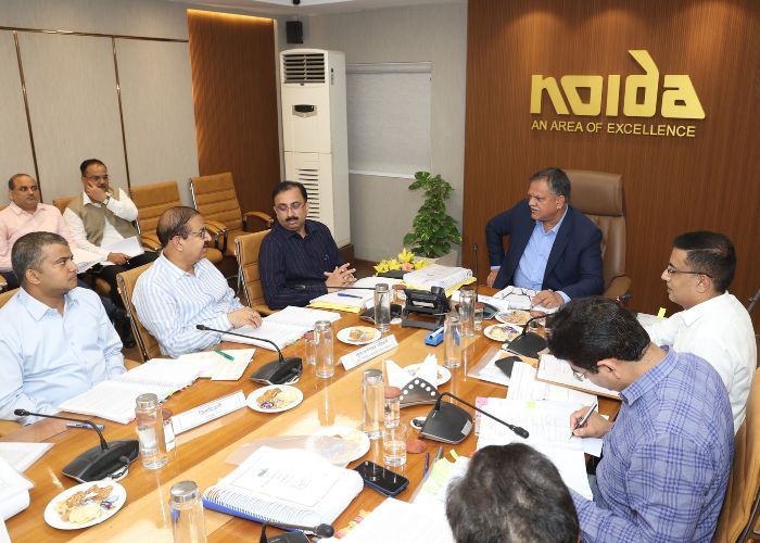 नोएडा प्राधिकरण में हुई बोर्ड बैठक, मुख्य सचिव मनोज सिंह रहे मौजूद