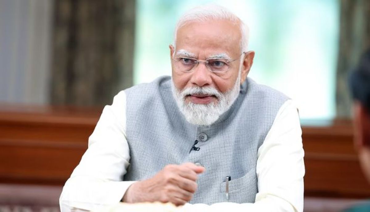 वाराणसी की सड़कों पर लगा PM मोदी का खास पोस्टर, खूब बटोर रहा चर्चाएं