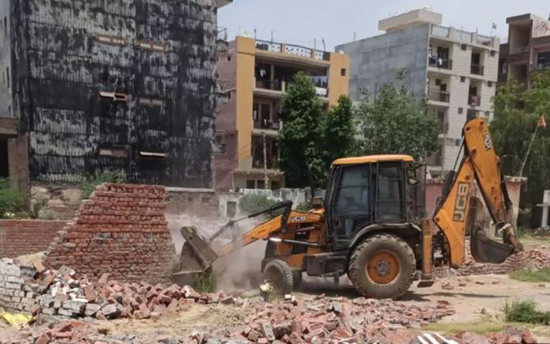 नोएडा में भू-माफियों पर प्राधिकरण ने कसा शिकंजा, कब्जा मुक्ता कराई 30 करोड़ की जमीन