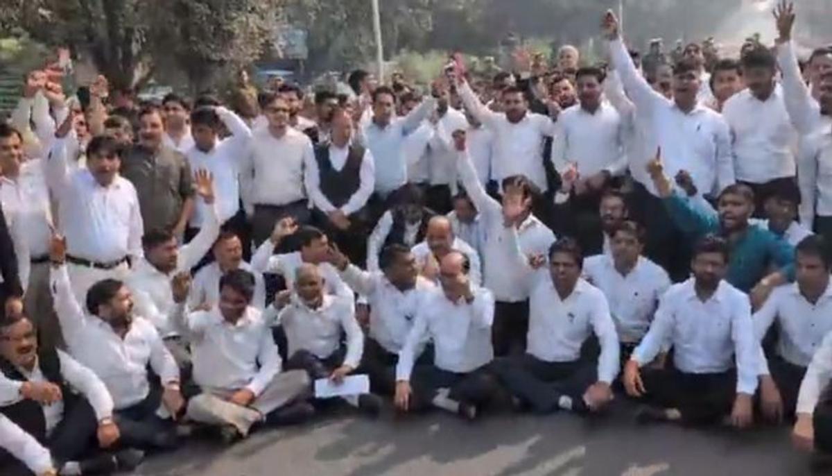 जिला जज की बर्खास्तगी की मांग को लेकर सड़कों पर उतरे वकील, अदालतों में काम ठप्प