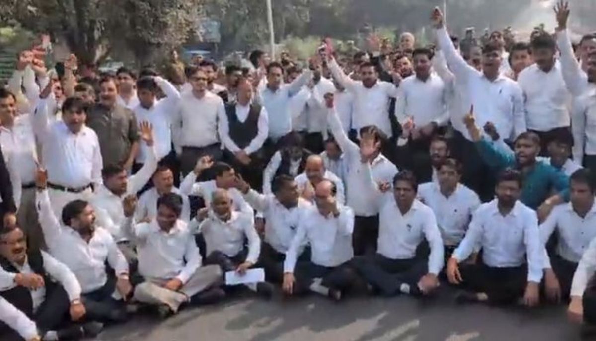 जिला जज की बर्खास्तगी की मांग को लेकर सड़कों पर उतरे वकील, अदालतों में काम ठप्प