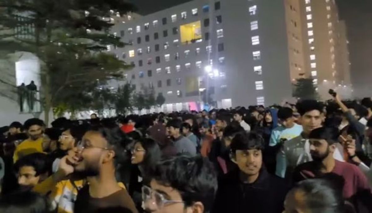 ग्रेटर नोएडा की यूनिवर्सिटी में छात्रों का हंगामा, आधी रात को अचानक इकट्ठा हुई सैकड़ों की भीड़