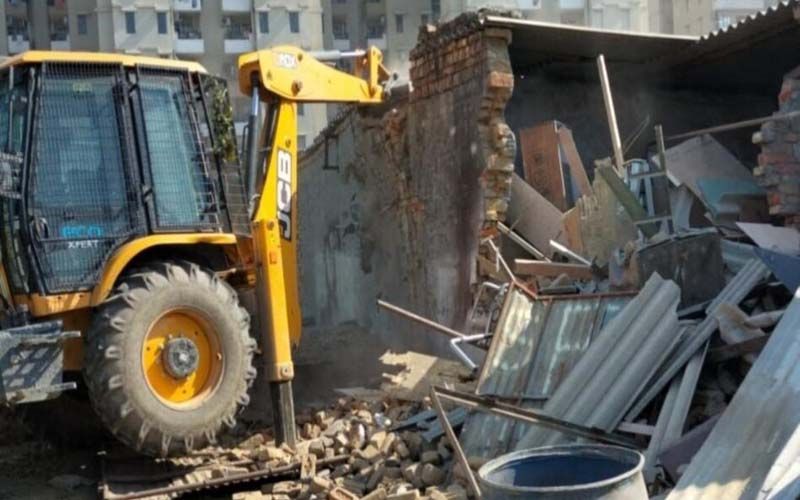 नोएडा के होशियारपुर में गरजा ‘बाबा का बुलडोजर’, अवैध गेट व चारदीवारी ध्वस्त