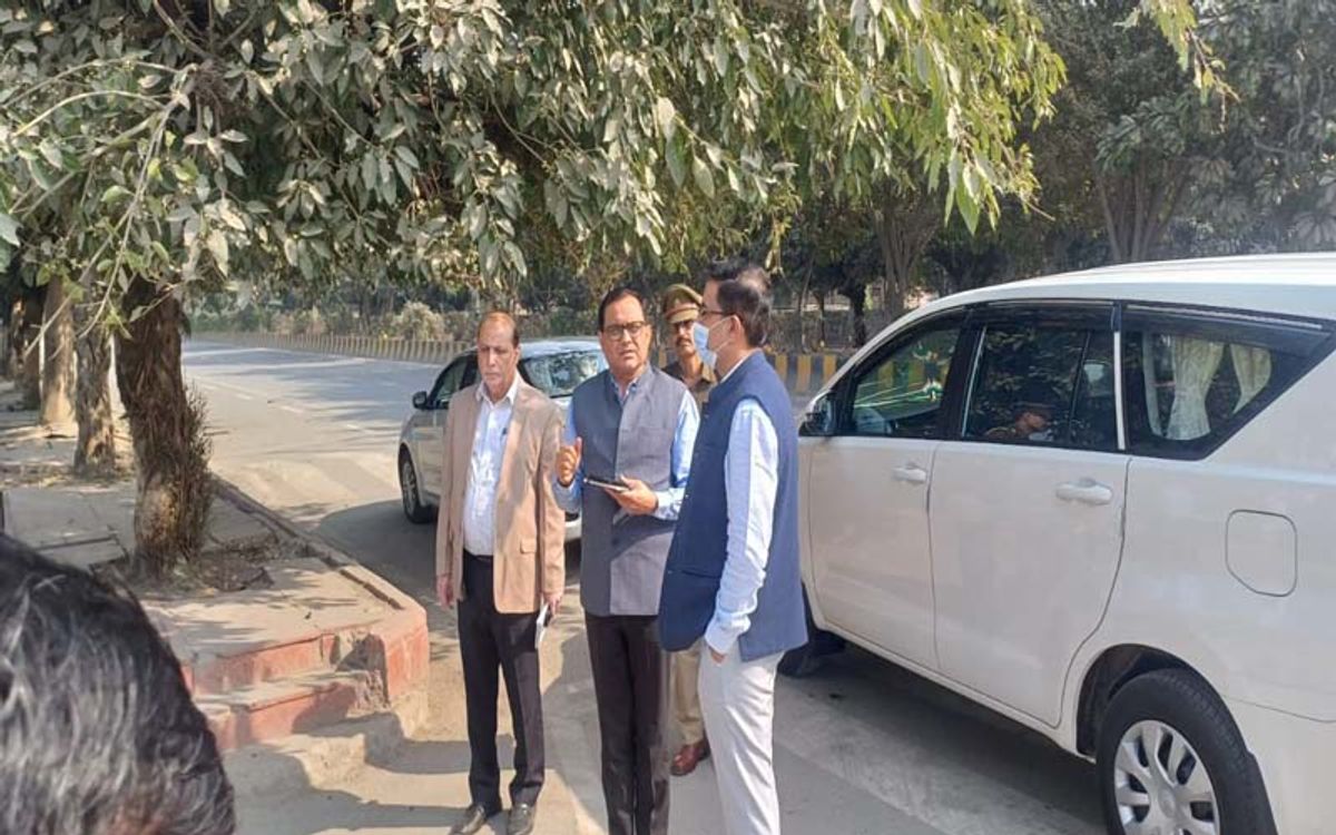 नोएडा में अवैध निर्माण पर भड़के CEO, सुधार कार्यों के लिए दिए निर्देश
