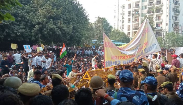 उत्तर प्रदेश के प्रयागराज में जुटे हैं 10 हजार छात्र तथा युवा, कर रहे हैं प्रदर्शन