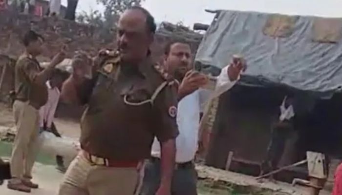 विवाद सुलझाने गए SI खुद घिरे विवादों में, महिलाओं के सामने दी गालियां