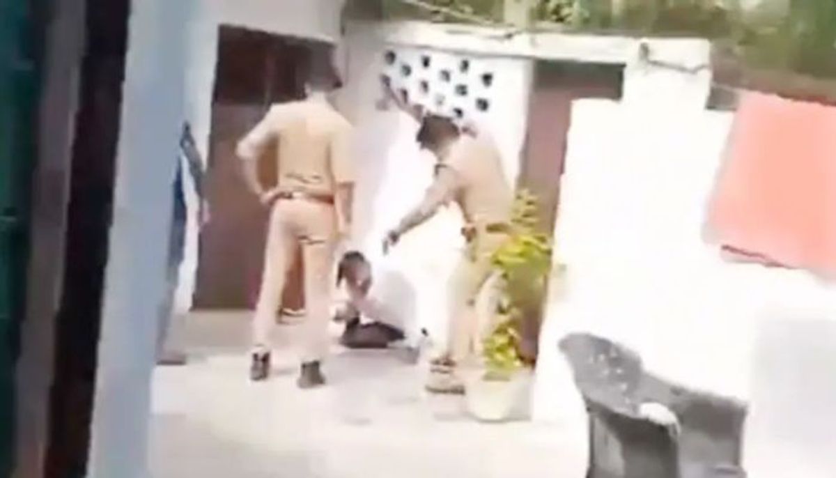 खाकी का रौब! दरोगा ने युवक की बेरहमी से की पिटाई, Viral Video पर उठे सवाल