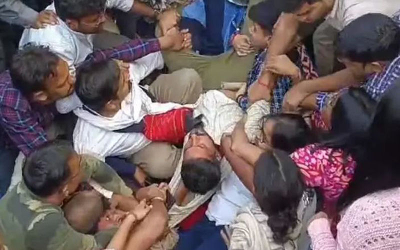 प्रयागराज में UPPSC अभ्यर्थियों पर प्रशासन का एक्शन, पुलिस ने छात्रों को घसीटा