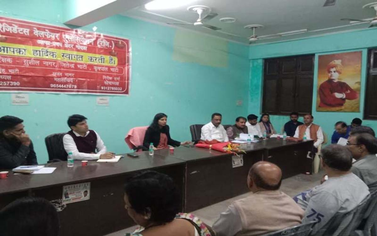 ग्रेटर नोएडा में एसीईओ ने अल्फा वन में चौपाल लगाकर सुनीं लोगों की समस्या