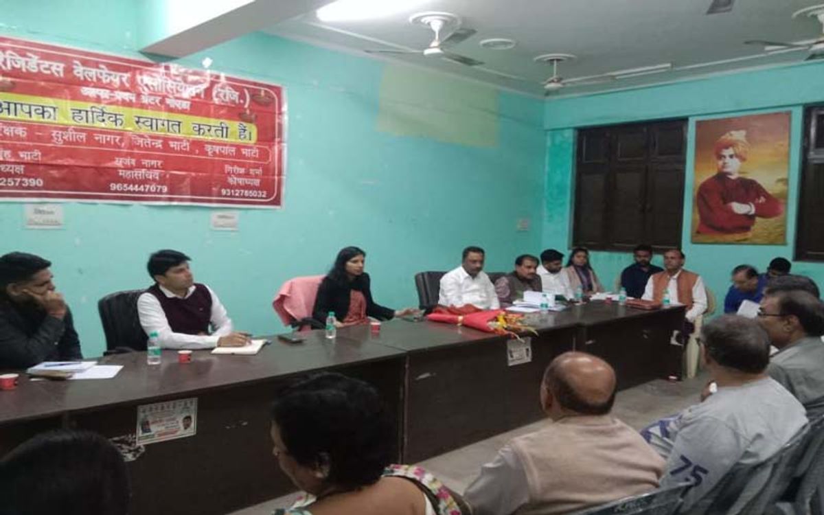 ग्रेटर नोएडा में एसीईओ ने अल्फा वन में चौपाल लगाकर सुनीं लोगों की समस्या