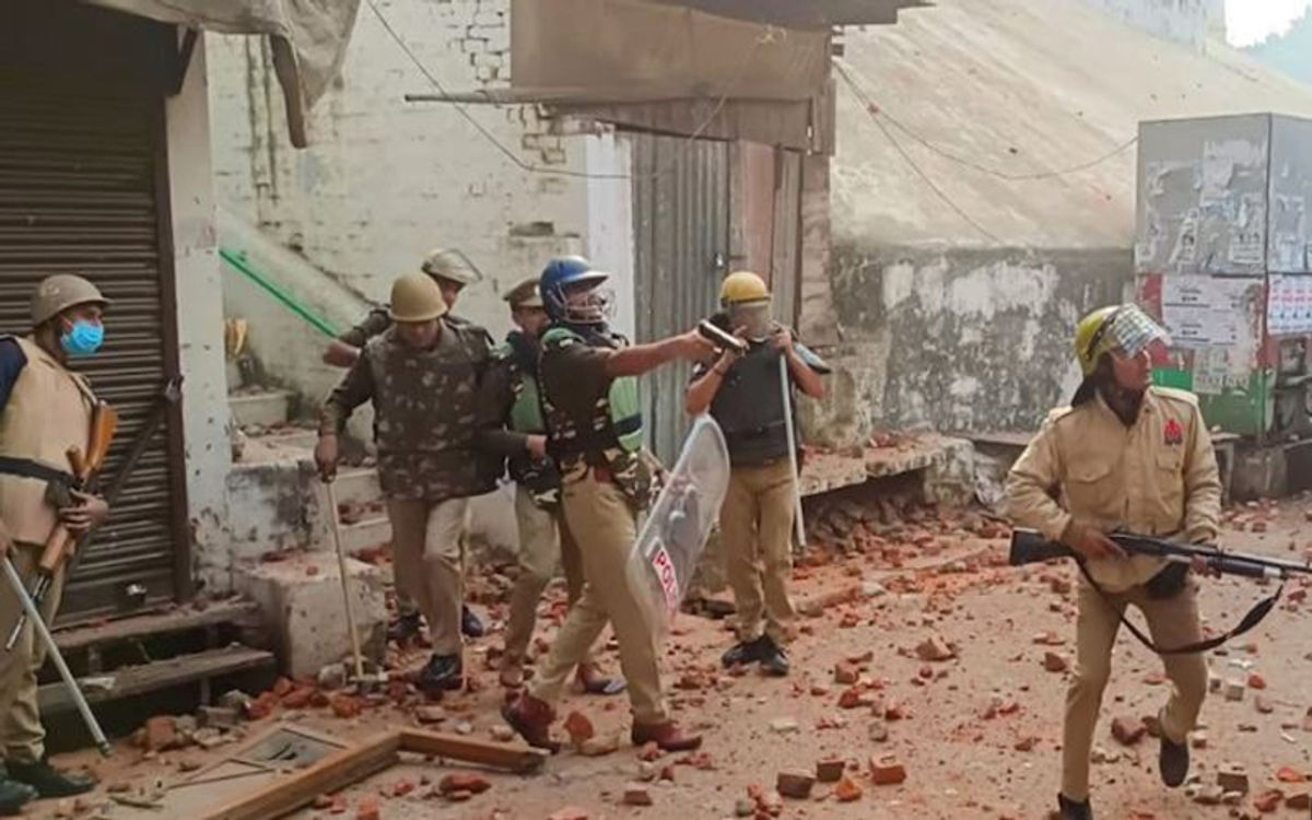संभल में फैली हिंसा की वीडियो आई सामने, पुलिस पर सीधा हमला