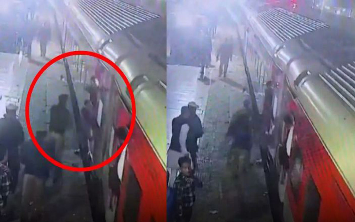 चलती ट्रेन से कूद गई महिला, 11 सेकेंड में रेलवे पुलिसकर्मी ने बचाई जान