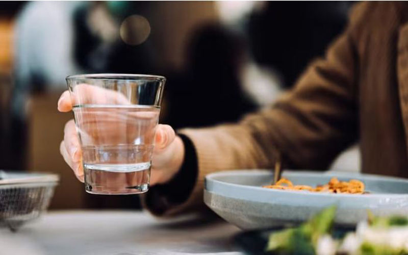 खाने के साथ पानी पीना सही या गलत? जानिए सेहत का सही फॉर्मूला