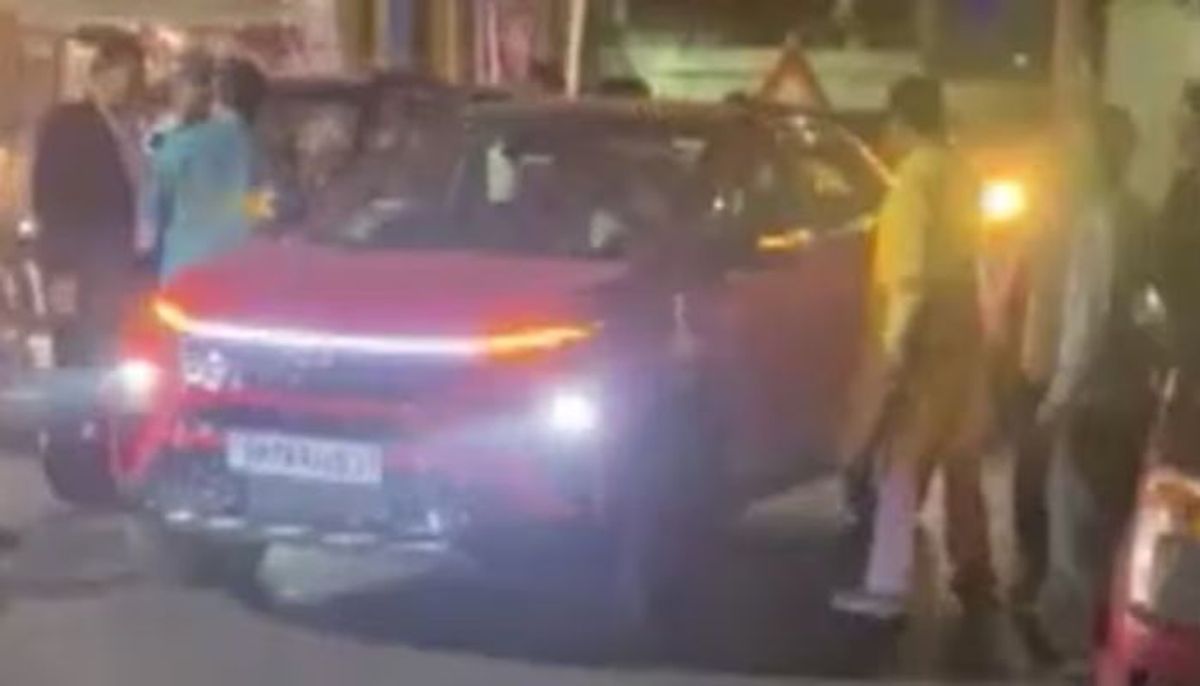 रोड पर खड़ी कर दी कार, पीछे वाहनों की लंबी कतार, टोकने पर दिखाई दादागिरी
