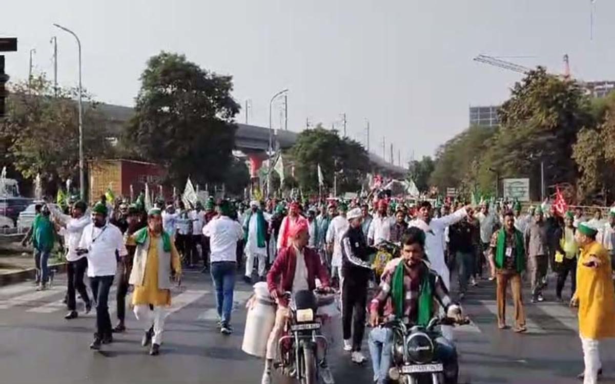 दिल्ली की तरफ बढ़ने लगा किसानों का हुजूम, महामाया फ्लाईओवर पर रोक