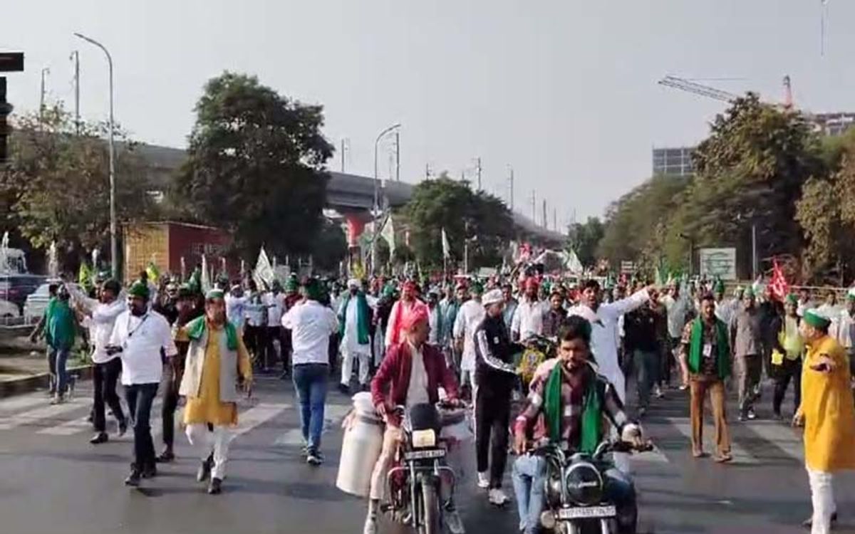 दिल्ली की तरफ बढ़ने लगा किसानों का हुजूम, महामाया फ्लाईओवर पर रोक