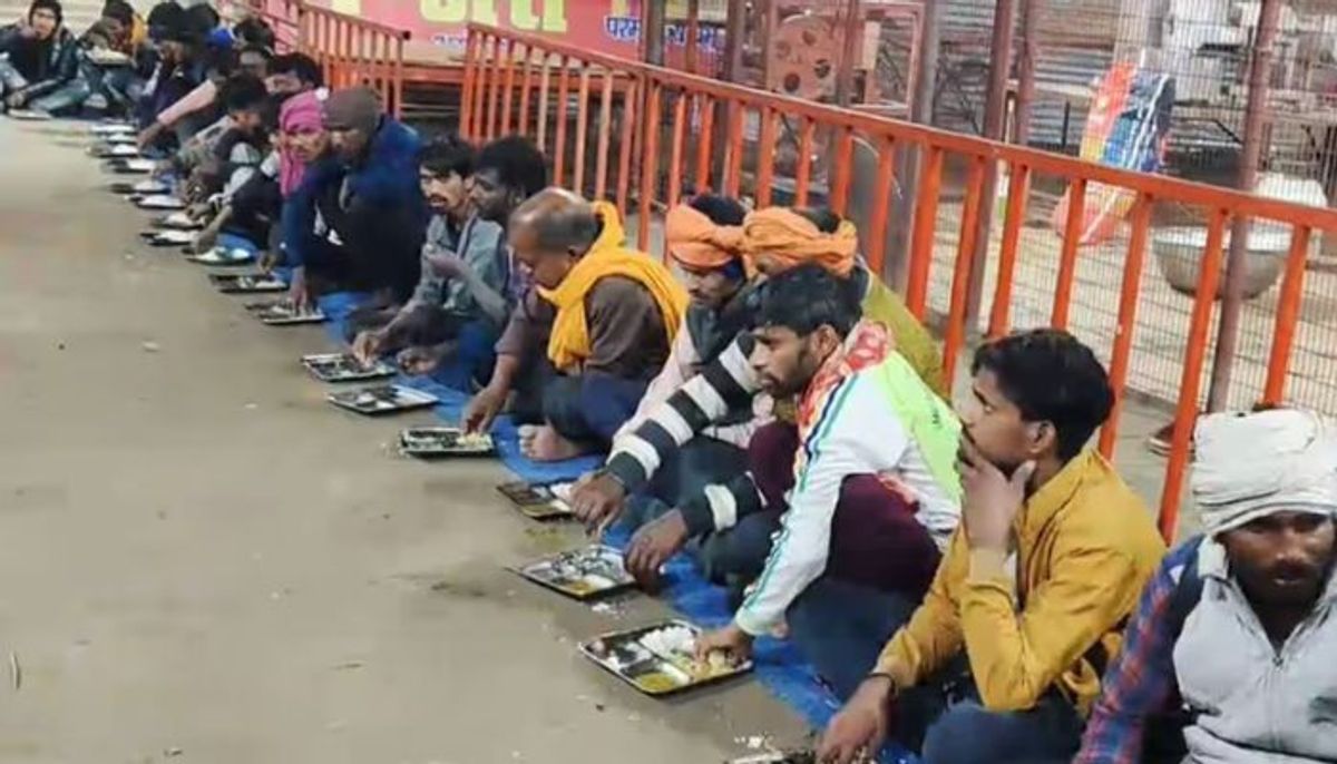 महाकुंभ से पहले ही श्रद्धालुओं की सेवा में जुटे सेवादार, किया जा रहा भंडारे का आयोजन