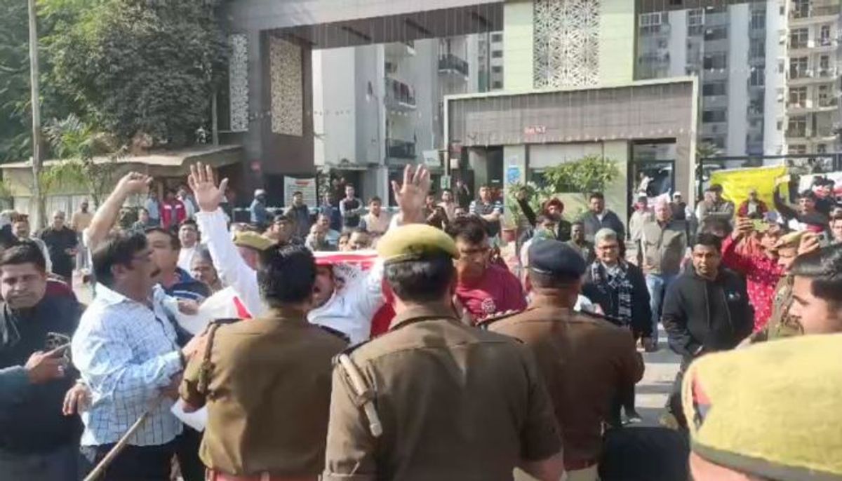 बड़ी खबर : नोएडा में प्राधिकरण और बिल्डरों के खिलाफ फूटा लोगों का गुस्सा