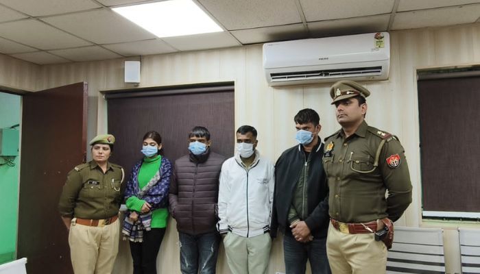 बीमा पॉलिसी रिन्यू कराने के नाम पर लोगों को लगाते थे चूना, हुआ पर्दाफाश