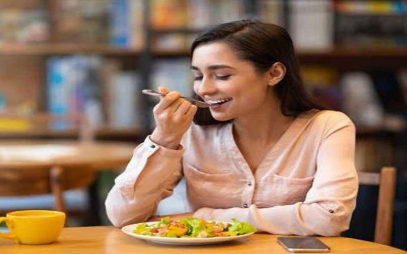 क्यों भोजन धीरे-धीरे खाना चाहिए, जानें कुछ जरूरी नियम