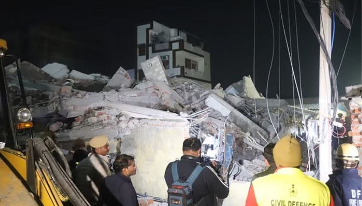 दिल्ली में ताश की पत्ती की तरह भरभराकर गिरी चार मंजिला बिल्डिंग, मची चीख पुकार