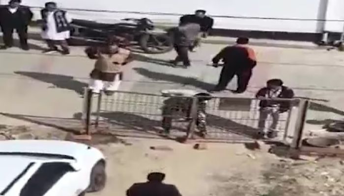 जमीन के टुकड़ों के लिए दबंगों ने महिलाओं-बच्चों को बुरी तरह पीटा, वीडियो वायरल