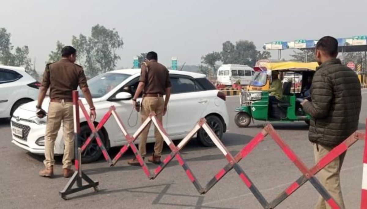 भगदड़ के बाद कई जिलों में एंट्री बंद, सड़कों पर उतरे आला अधिकारी