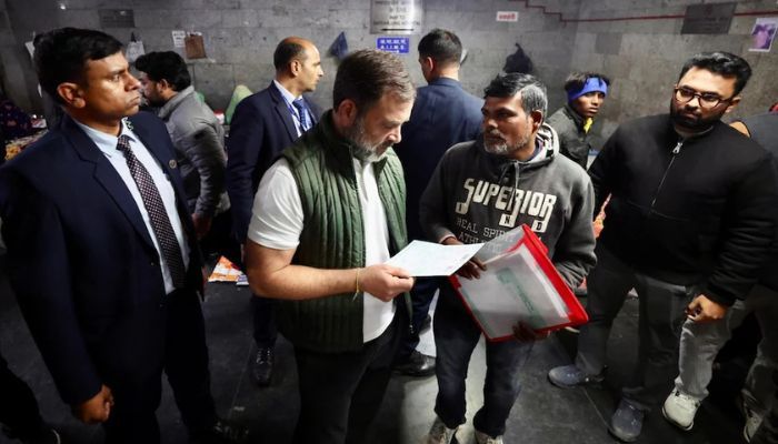 कड़कड़ाती ठंड के बीच देर रात AIIMS पहुंचे राहुल गांधी, फुटपाथ पर सो रहे मरीजों का जाना हाल