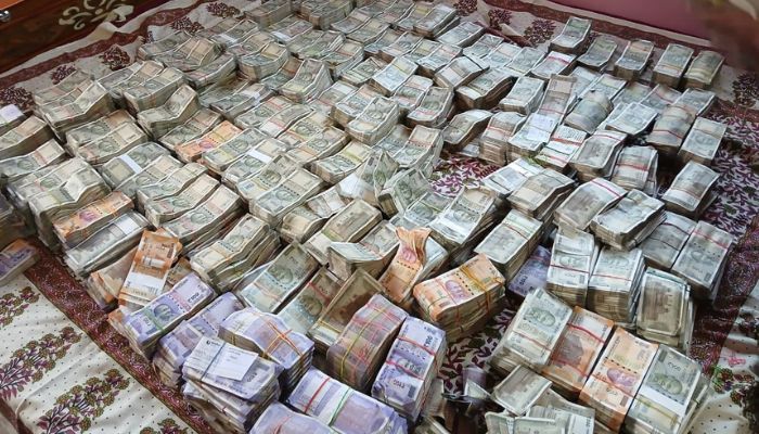 बिस्तर के नीचे नोटों की गड्डी दबाकर सोते थे रजनीकांत प्रवीण, छापा पड़ते ही खुली सच्चाई