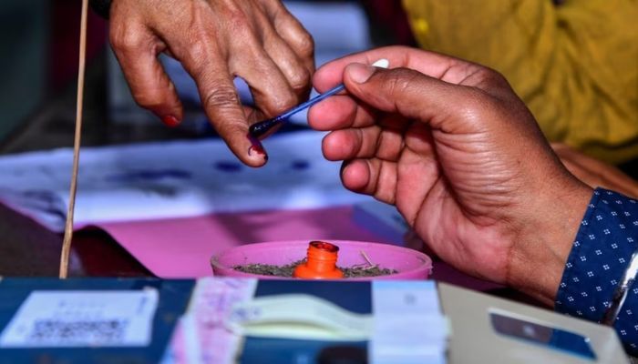 मिल्कीपुर उपचुनाव को लेकर सियासी हलचल तेज, सुरेंद्र रावत ने डाली VRS की अर्जी