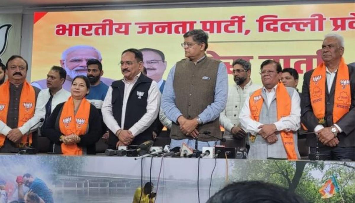 दिल्ली चुनाव से पहले 8 विधायक ने AAP से दिया इस्तीफा, थामा BJP का दामन