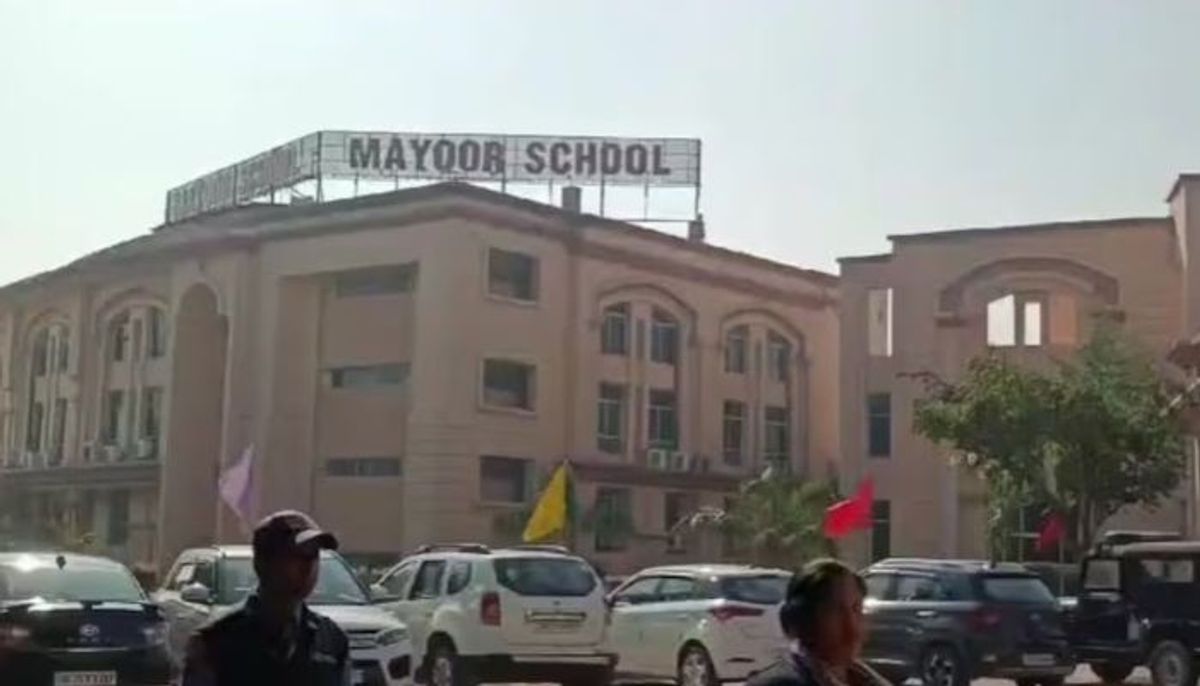 नोएडा के स्कूलों को उड़ाने की धमकी देने वाला गिरफ्तार, पुलिस कर रही पूछताछ