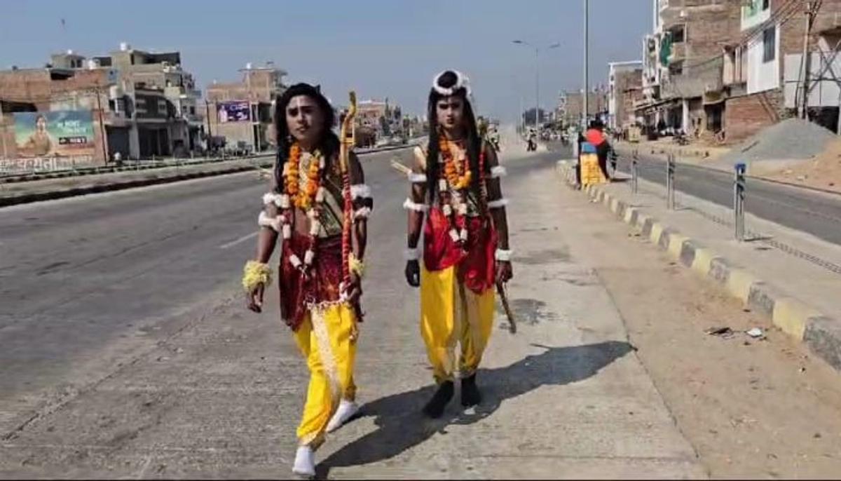 महाकुंभ में स्नान के लिए निकली 'राम-लक्ष्मण' की जोड़ी, लोगों ने लिया आर्शीवाद
