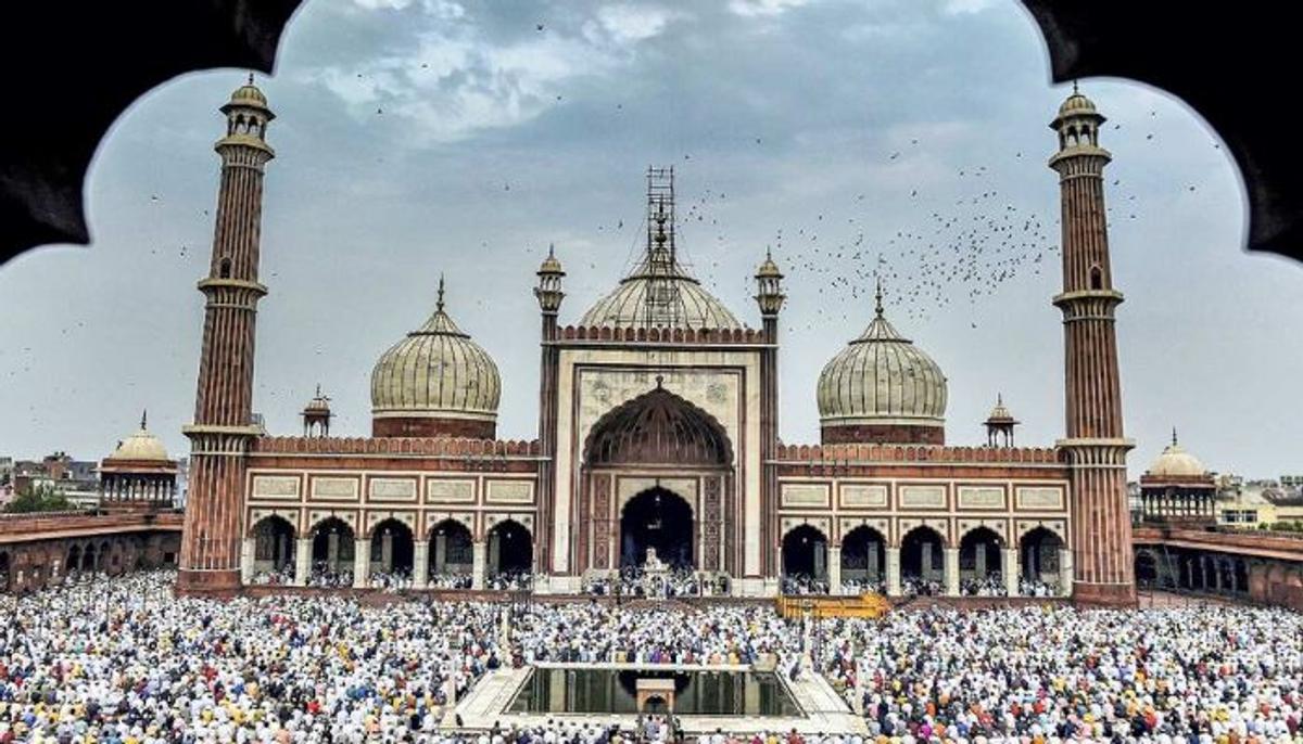 एक और ईद पर दी जा रही सौगात दूसरी और अलविदा जुमा के मौके पर की जा रही बंटने-बांटने की बात