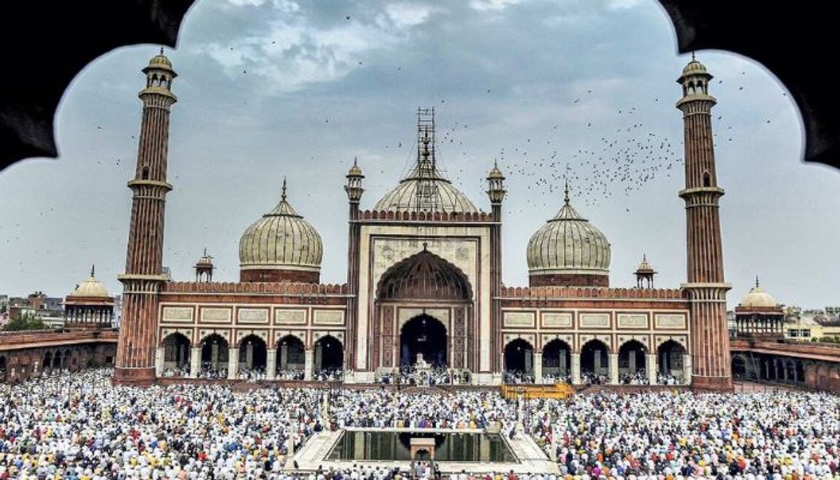 एक और ईद पर दी जा रही सौगात दूसरी और अलविदा जुमा के मौके पर की जा रही बंटने-बांटने की बात