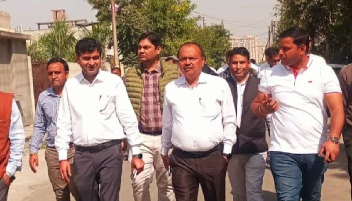 नोएडा के सेक्टर-117 में सफाई अभियान, जन भागीदारी बढ़ाने पर दिया जोर