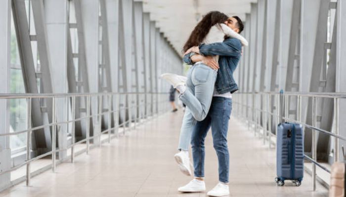 इस एयरपोर्ट पर अधूरा रह जाता है हर Couples का मिलन, Hug करना भी है बड़ा गुनाह!