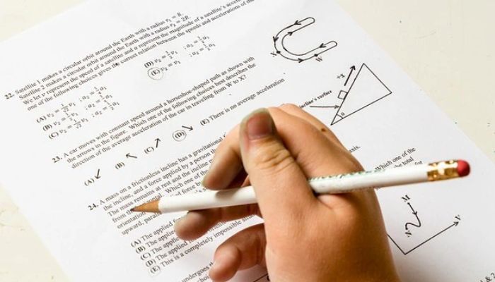 लापरवाह शिक्षक और नकलची छात्र, देश में धड़ल्ले से लीक हो रहा पेपर